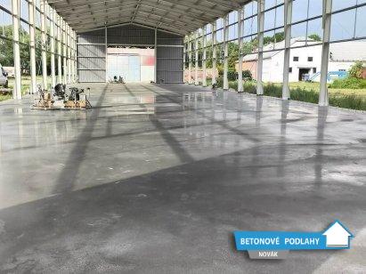 Průmyslové betonové podlahy